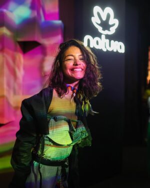 Cynthia Aparecida Instagram - Eu vivi pra ouvir a floresta cantar dentro da maior edição de todos os tempos do ROCK IN RIO!!! 🌳✨ 

O FUTURO É ANCESTRAL!

 Ver a Amazônia presente mostrando toda sua potência ancestral através de uma experiência incrível na NAVE, co-criada pela @naturabroficial e o @rockinrio, foi mágica.

Lá, tive o prazer de ver artistas amazônicos que conheci na Amazônia, como @yaka.hunikuin e a @priscilatapajowara. Também encontrei o @zenarede pra levantar essa causa junto comigo.

Que privilégio viver em um tempo-espaço em que grandes empresas como a NATURA se importam com a floresta em pé!!! 💚✨

Sinta a Amazônia transbordar em você @naturabroficial  #NaturaNoRockinRio e #TransbordeAmazonia PUBLICIDADE