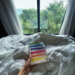 Cynthia Aparecida Instagram - HOJE AS 19h temos nosso encontro de abertura do “CLUBE DO LIVRO: LEITURAS EM ALTA FREQUÊNCIA” você já leu um livro junto com outras pessoas? O livro escolhido pela comunidade foi simplesmente o livro que mais mudou minha vida. Coincidência? 💁🏻‍♀️✨🖖🏼 Eu gosto de pensar que esse não é um livro, é uma jornada de iniciação PO-DE-RO-SA para almas artistas. Cameron, com sua escrita envolvente e exercícios práticos, nos convida a mergulhar nas profundezas de nossa própria criatividade, desbloqueando potenciais adormecidos. Alguém aí se sentindo bloqueado? Enrijecido? Impotente? Este livro não é apenas para artistas, mas para qualquer pessoa disposta a explorar seu potencial criativo e viver uma vida mais autêntica. VEM HOJE AS 19 NO ENCONTRO? Link no canal da frequência aqui no Instagram. 🤍✨🌌