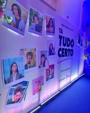 Cynthia Aparecida Instagram - Estreamos na DISNEY mundial. ✨🍀

É só entrar hoje na @disneyplusbr e conferir “TÁ TUDO CERTO” uma série jovem e musical cheia de leveza e cor. 
A minha personagem é a vilã que você ama odiar. 

Quem torce por mim? deixa um ❤️ aqui nos comentários só pra eu ver uma coisinha? 
————————————————————
Obrigada @emanahandmade pelo lookinho perfeito. E ao @spadeiaerenata pela produção digna de princesa. 💛

(Vocês já tinham visto uma princesa hippie? 😂)