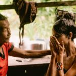 Cynthia Aparecida Instagram - Uns dias atrás eu compartilhei aqui algumas imagens da experiência mais profunda de autoconhecimento que já vivi na floresta. No dia seguinte quando acordei Deus me disse a seguinte frase: “filha, nem todo mundo está apto pra conhecer a verdade” E ai, lembrei de uma vez na palestra da @profluciahelenagalvao onde ela disse algo que me marcou: “Precisamos ter critério para quem passar conhecimento. Vocês não acham que conhecimento dá poder? E se você coloca conhecimento na mão errada? Isso não é perigoso?” conhecimento é como um quebra-cabeça e hoje entendo a importância de existirem várias partes escondidas por aí… É com esse cuidado e essa cautela que venho dando esses primeiros passos com meu compartilhar sobre as sabedorias da floresta aqui no Instagram. Aqui, tenho feito convites que poucos vão ouvir nos stories de hoje, convido você pro meu grupo no WhatsApp onde realizo trocas profundas e promovo encontros sobre temas curiosos que eu não abro aqui. você ouve? vem gritar comigo