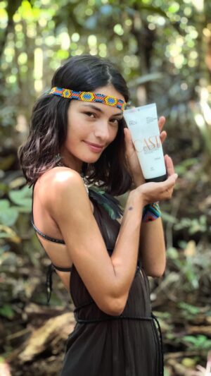 Cynthia Aparecida Instagram - 75% da população mundial têm apenas o mínimo ou até menos do necessário para sobreviver e 25% consomem muito mais do que realmente precisam. De que lado você está ? 

O modelo de vida atual não é sustentável e, se não houver mudança de comportamento, tanto o planeta como a humanidade pagarão essa conta no futuro. (será que já não estamos pagando?)

A boa notícia é que cada vez mais surgem iniciativas inspiradoras que desenham um cenário de esperança para o futuro.  Uma delas, foi criada em 2011 pela linha NATURA EKOS da @naturabroficial. 

Provando que é possível SIMMM grandes empresas desenharem cenários de negócio pensando na floresta, nos rios, nos animais, no ar , no solo e em toda a questão socioambiental. 

Não dá mais pra pensar em beleza sem pensar em natureza, né? 

Estou extremamente feliz e honrada com esse convite da Natura pra contar essa história. Vocês sabem que tudo que envolve a floresta em pé, me mantém em pé também.

Você já sabia que a linha EKOS tinha esse posicionamento em relação a Amazônia? 

Quais as ações que você pratica pensando no futuro do planeta? 

Vem pro comentários! Bora papear??? :) 

PUBLICIDADE #amazoniaviva #transbordeamazônia