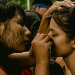 Cynthia Aparecida Instagram - Deus poderia ter criado o mundo em um piscar de olhos, sabia? Mas Ele decidiu tomar o tempo de 7 dias para que com muito cuidado ele pudesse criar tudo que existe com presença. Com essa mesma calma e entrega, somente hoje, 7 meses depois de ter vivido a experiência mais forte da minha vida, compartilho com vocês as primeiras imagens do primeiro dia da minha viagem de aniversário para Amazônia no final do ano passado. E com a mesma calma de Deus ao criar o mundo, eu resolvi digerir, integrar e só depois compartilhar tanto aprendizado sobre a experiência de sintonizar profundamente com o espírito da floresta. Sem dúvida, meu aniversário de 32 anos foi o mais poderoso que já vivi. 💡🎈 Querem saber mais sobre essa experiências na floresta? O que vocês gostariam de saber?