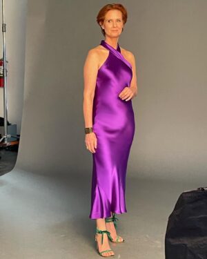 Cynthia Nixon Instagram - How it started ➡️ how it’s going for Miranda Hobbes ❤️
I cannot believe Sex and the City premiered 25 years ago today 👠🥂🗽 Before the show I never thought anything as big and wonderful as this could happen to me. And now I can’t imagine my life without it!
I know it holds a special place in so many of your hearts too, so thank you for watching. And get ready for season 2 of And Just Like That!
#SATC25