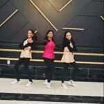 Cynthia Vinolin Instagram - Irukana Idupirukaana 🤩 @cyndys_dancestudio Dancing to all 90's hits of Kollywood and cherishing it's memories with our dance teams 🤩✨🔥 For more details on classes,workshops, choreography,show performances - mail at cyndysdancestudio@gmail.com #cynthiavinolin #toronto #canada🇨🇦 #love #peace #happiness #dance #chennai #cyndysdancecrew