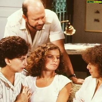 Débora Bloch Instagram - Sol de Verão, novela de Manoel Carlos que fiz em 1982, chega ao catálogo do @globoplay no projeto “Fragmentos”. Não é a novela completa, mas já dá pra matar aquela saudade dos anos 80 e da minha Clara. Nas fotos com os queridíssimos Tony Ramos, Irene Ravache, Jardel Filho, Beatriz Segal e Cecil Thiré. #SolDeVerão #ManoelCarlos @beatriz_segall @ireneravacheoficial