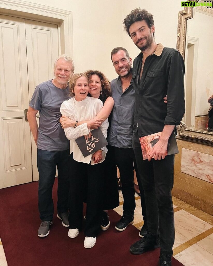 Débora Bloch Instagram - Ontem fomos em família assistir o Espetáculo “Sagração”, da @ciadeborahcolker, no Teatro Municipal. Que coisa linda! Que orgulho dessa minha amiga de adolescência com quem dividi a barra de ballet nas aulas da mestra Heloisa Vasconcelos e as aulas de dança contemporânea da outra mestra Graciela Figueroa. A gente ia de ônibus pras aulas e depois ia pra casa dela comer bolo de mel e tomar mate, né @deborahcolker? Debinha voou como coreógrafa, diretora e nos encanta a cada novo espetáculo. Não perca! Até segunda no Rio, no @theatromunicipalrj! Obrigada @vanessacardosoms e @factoriacomunicacao. #sagração #deboracolker #ciadedançadeborahcolker