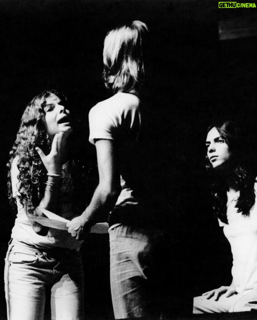 Débora Bloch Instagram - Rasga Coração (1980), minha estréia no teatro aos 17 anos. Peça genial do Vianinha, Oduvaldo Vianna Filho. Direçao de José Renato. Nas fotos com Raul Cortez e Tomil Gonçalves.