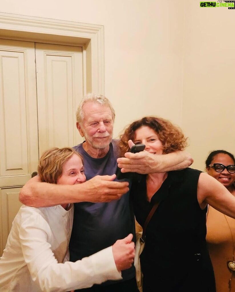 Débora Bloch Instagram - Ontem fomos em família assistir o Espetáculo “Sagração”, da @ciadeborahcolker, no Teatro Municipal. Que coisa linda! Que orgulho dessa minha amiga de adolescência com quem dividi a barra de ballet nas aulas da mestra Heloisa Vasconcelos e as aulas de dança contemporânea da outra mestra Graciela Figueroa. A gente ia de ônibus pras aulas e depois ia pra casa dela comer bolo de mel e tomar mate, né @deborahcolker? Debinha voou como coreógrafa, diretora e nos encanta a cada novo espetáculo. Não perca! Até segunda no Rio, no @theatromunicipalrj! Obrigada @vanessacardosoms e @factoriacomunicacao. #sagração #deboracolker #ciadedançadeborahcolker