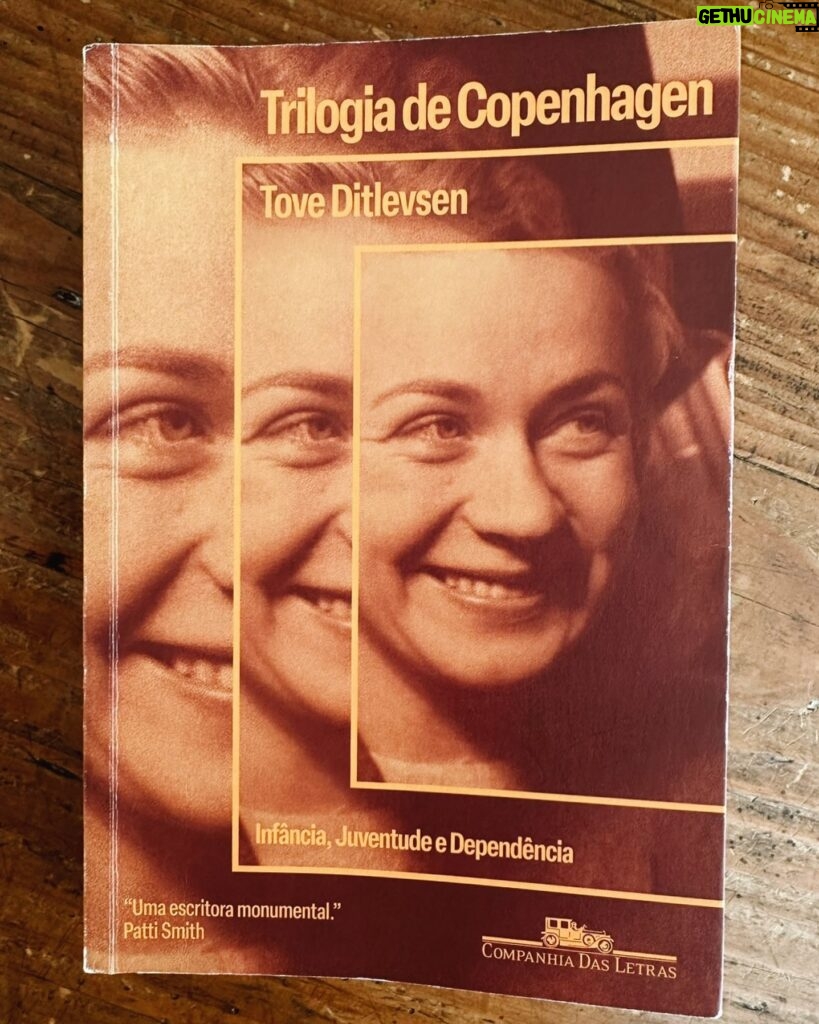 Débora Bloch Instagram - Trilogia de Copenhagen, de Tove Ditlevsen. Livro porrada.