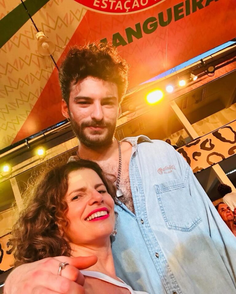 Débora Bloch Instagram - Com meu amor @hugo.anq no aniversario de @reginacase na @mangueira_oficial. As festas mais animadas, como ela! Amo