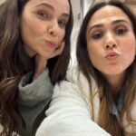 Débora Falabella Instagram - Uma foto com meu amorzinho @tatawerneck porque hoje a Lucinda descobre que a Anely é a rainha delícia. O que será que vai rolar? 😬