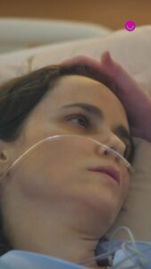 Débora Falabella Instagram - #TERRAEPAIXÃO 📺 Fiquei todo arrepiado por aqui! 🧡 Lucinda despertou do coma durante o aniversário de Cristian. A grata surpresa deixou todos os familiares e amigos com o coração quentinho. Que emoção! 🥹