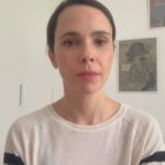 Débora Falabella Instagram - 12 de maio, domingo, a sessão do espetáculo Prima Facie em parceria com o teatro Adolpho Bloch terá a renda da bilheteria revertida para as vítimas da tragédia no Rio Grande do Sul. Essa renda será destinada ao @institutosurvivor O Instituto Survivor e o Me Too Brasil, dois dos maiores institutos de apoio e proteção à mulheres e crianças do Brasil, receberem dezenas de notícias de abusos sexuais de mulheres e crianças em abrigos e uma ampla campanha de doação foi formada para estruturar abrigos exclusivos para mulheres e crianças, além dos cuidados específicos como acolhimento psicológico e ambulatorial. Nesse momento dois abrigos foram estruturados, um em Canoas e outro em Novo Hamburgo, os dois já estão em funcionamento. Situações de crise expõe mulheres e crianças a riscos ainda maiores. Precisamos doar para sustentar essa operação e custear a proteção e o bem estar das mulheres e crianças! @institutosurvivor @brasilmetoo @bella_borges @sosmulheres_rs @primafaciebrasil @teatroadolphobloch