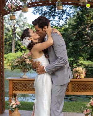 Débora Falabella Instagram - #TERRAEPAIXÃO 📺 Estou simplesmente apaixonado por essas fotos do casamento de Lucinda e Marino! 🥰 O casal receberá os familiares e amigos em uma cerimônia superespecial para celebrar o amor. Lindo de se ver, não é? ❤️ [📸: Globo/Léo Rosario]