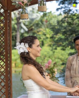 Débora Falabella Instagram - #TERRAEPAIXÃO 📺 Estou simplesmente apaixonado por essas fotos do casamento de Lucinda e Marino! 🥰 O casal receberá os familiares e amigos em uma cerimônia superespecial para celebrar o amor. Lindo de se ver, não é? ❤️ [📸: Globo/Léo Rosario]