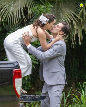 Débora Falabella Instagram - #TERRAEPAIXÃO 📺 Estou simplesmente apaixonado por essas fotos do casamento de Lucinda e Marino! 🥰 O casal receberá os familiares e amigos em uma cerimônia superespecial para celebrar o amor. Lindo de se ver, não é? ❤️ [📸: Globo/Léo Rosario]