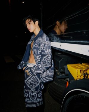 DPR IAN Instagram - We will not fall ❤️‍🔥🌑 #dreamers #dpr

Fashion editor / Sang Lee
Photography / Jay Lim
Stylist / Joonyong An
Hair&make-up / Yoonjung Choi

@dolcegabbana
@arenakorea