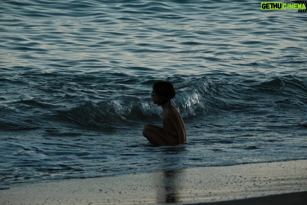 Dafne Keen Instagram - Chasing waves #fujifilm #photography