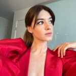 Daisy Edgar-Jones Instagram - Thank you @criticschoice for this nomination!!! Thank you thank you @oscardelarenta for this dress🍎🍒🌹Well done my NP team, @paul.mescal and Lenny, wish we could be together.