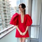 Daisy Edgar-Jones Instagram - Thank you @criticschoice for this nomination!!! Thank you thank you @oscardelarenta for this dress🍎🍒🌹Well done my NP team, @paul.mescal and Lenny, wish we could be together.