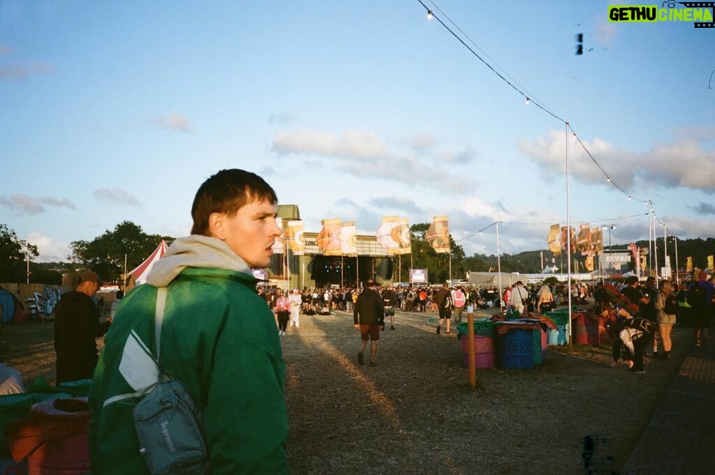 Daisy Edgar-Jones Instagram - So hot you’re hurting my feelings ✌️🌞🌧 thank you @glastofest