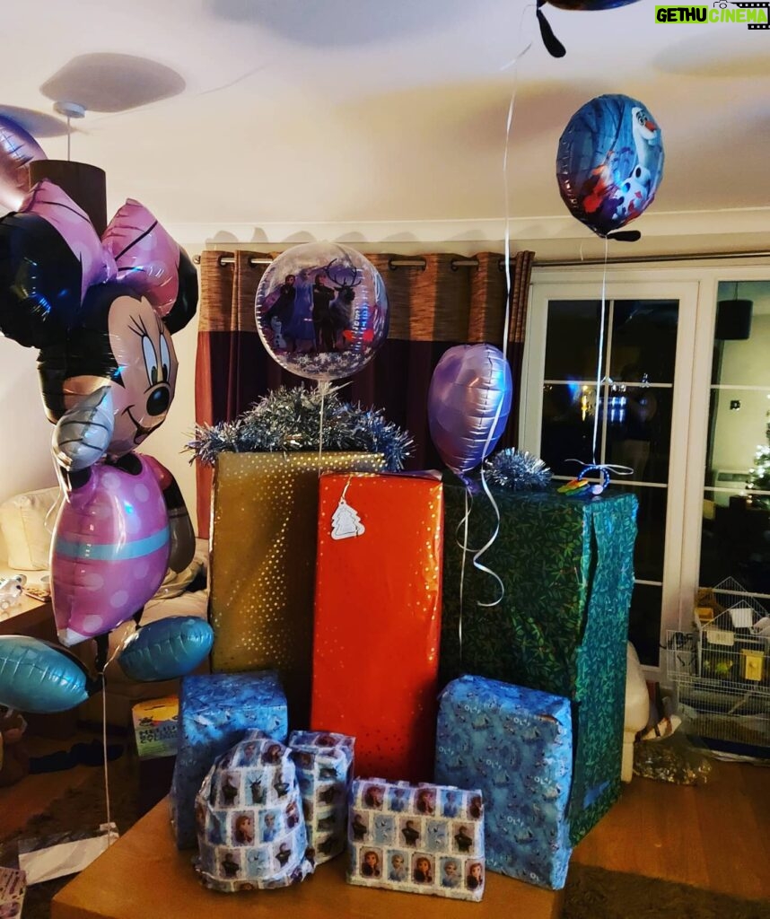 Daisy May Cooper Instagram - Father Christmas had to organise all this pissed as a twat 🤣🤣🤣🤣