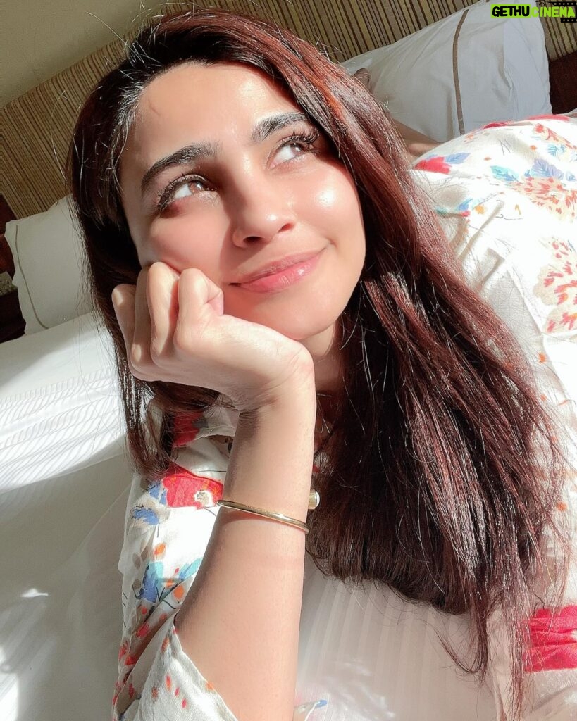 Daisy Shah Instagram - When the ☀️ shines 🎶 . . . #sunkissed #daisyshah #myhappyplace