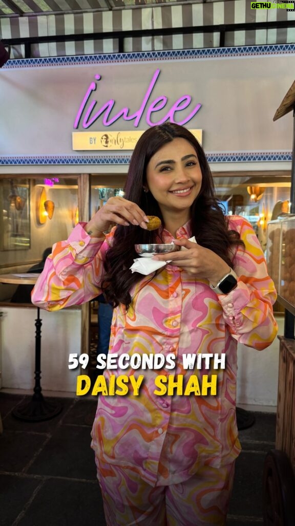 Daisy Shah Instagram - #59Seconds with @shahdaisy We had a fun afternoon with Daisy Shah devouring on some tasty chaat and kadi chawal at Imlee in Bandra #reel #reels #reelitfeelit #reelkarofeelkaro #reelsinstagram #reelinstagram #reelindia #reeltrending #viral #trending #daisyshah #explorepage #fyp