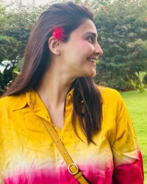 Daisy Shah Instagram - My ❤️ for 🌸 is 😍
.
.
.
#colorfulpictures