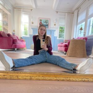 Dakota Fanning Instagram - 🛋