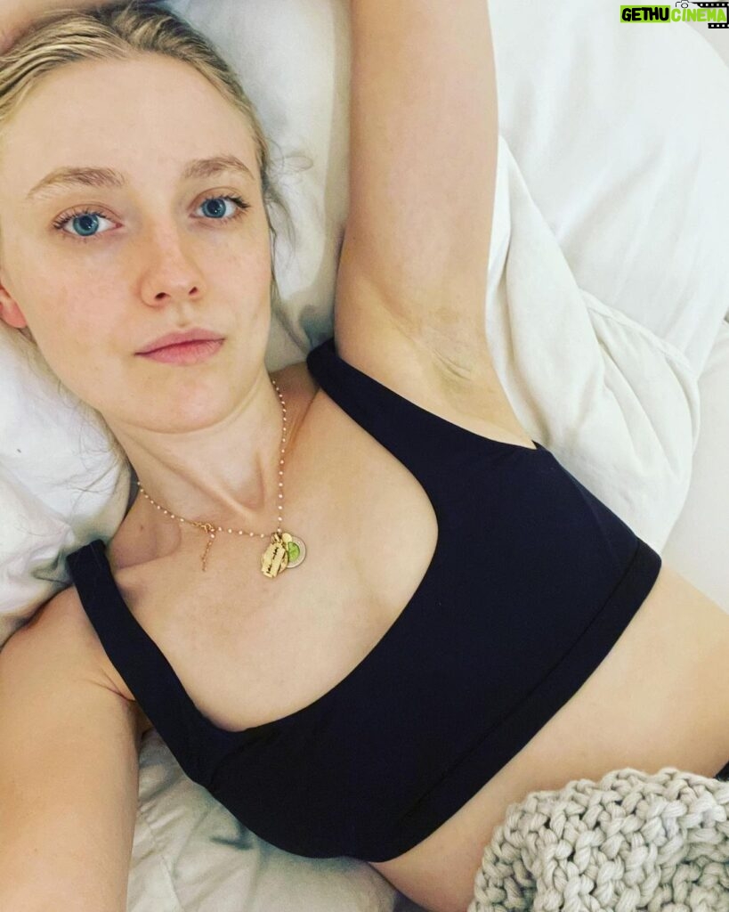 Dakota Fanning Instagram - 🌧