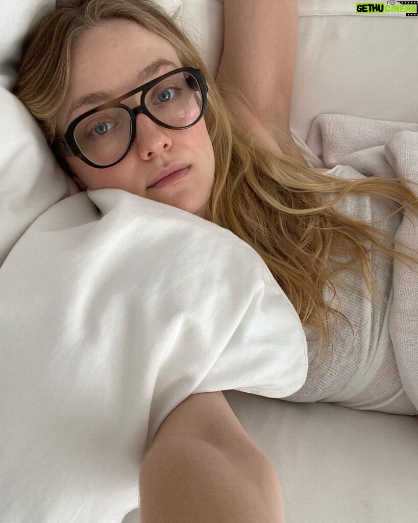 Dakota Fanning Instagram - hey