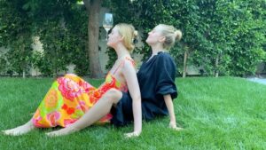 Dakota Fanning Instagram - @ellefanning @camerondiaz 🍷