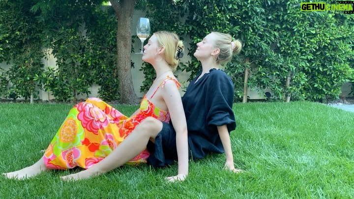 Dakota Fanning Instagram - @ellefanning @camerondiaz 🍷