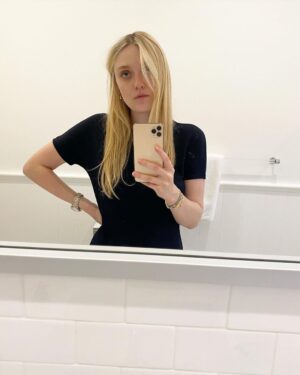 Dakota Fanning Instagram - How I feel about waking up at 5:15am without my consent. 🙄