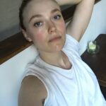 Dakota Fanning Instagram - Feeling myself today. Everyone take a sec to FEEL YOURSELF TODAY! 💁🏻‍♀️💁🏼‍♀️💁🏽‍♀️💁🏾‍♀️💁🏿‍♀️