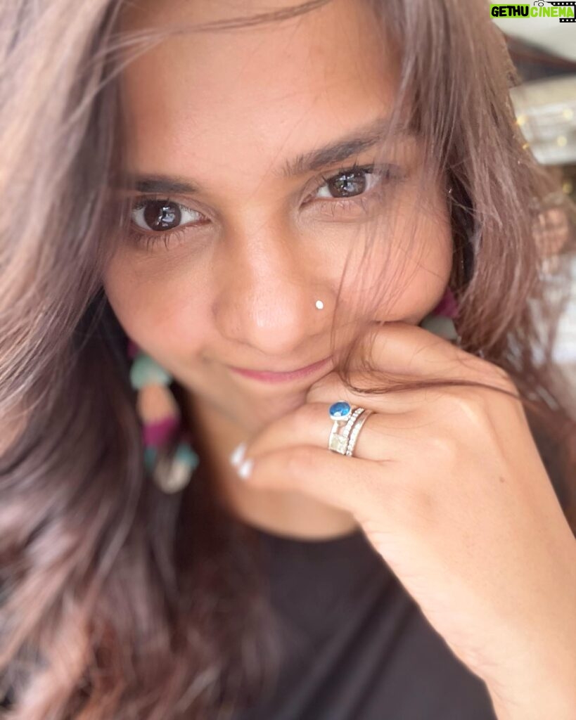 Dalljiet Kaur Instagram - Yup I m 41 today. Feeling emotional, happy, proud, old, young, all at the same time. This journey of half my life has been great. So many memories. So many lessons. So many learnings. I feel I have reached half way in my life and have so much to say about the experiences. Life has been great. With all the ups and downs, life taught me one thing, there is nothing like family. Thank you dad mum for being my strength. Thank u dadus for putting up for me for sooooo long hehe.