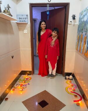 Dalljiet Kaur Instagram - Happy Diwali !
.
.
.
.
.
.
Beautiful red by @sharmaa_shivi