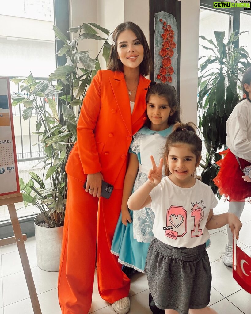 Damla Ersubaşı Instagram - Nice kutlamalarımız olsun çocuklar! 🇹🇷♥️ #23nisan #23nisanulusalegemenlikveçocukbayramı