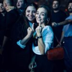 Damla Sönmez Instagram - Önce aslında sadece tırnağımın kırıldığını gösteriyordum. Sonra bunu eğlenceli bulmuşuz. Böyle 126 kare var shshsh 🙃 At first I was just showing her that I had broken a nail… then I guess we found it to be so funny that there are -like- 126 photos of us posing like this. Viva la shadow 🔥🙃
