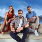Damla Sönmez Instagram - Yakında ✨ O3 MEDYA VE INTER MEDYA TELEMUNDO’YA İLK ORTAK YAPIMINI GERÇEKLEŞTİRİYOR. TELEMUNDO İÇİN ÇEKİLEN İLK PROJE MAVİYE SÜRGÜN (BLUE CAGE) O3 Medya’nın yapımcılığını üstlendiği, Inter Medya ve Telemundo Global Studios’un ise ortak yapımcı olduğu dizinin yönetmen koltuğunda Nezaket Coşkun yer almakta. Başrollerinde Caner Cindoruk, Damla Sönmez ve Serkan Altunorak’ın yer aldığı Maviye Sürgün (Blue Cage) dizi setinden basına yansıyan ilk resmi kare izleyicilerin ve hayranların büyük ilgisini çekerken; ilk resmi fragman için de nefesler şimdiden tutuldu. #MaviyeSürgün ‘de; bir zamanlar sadece karaya vuran dalgaların seslerinin yükseldiği Çamlıkıyı'da; Ali, Defne ve Ozan üçgeninde; çevredeki herkesi de içine alarak sürükleyecek, geri dönüşü olmayan hareketli günlerin ve tutkulu aşkların yaşanması, sırların ve aile ilişkilerinin ortalığa dökülmesi artık kaçınılmazdır.