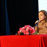 Damla Sönmez Instagram - 1. Tepebaşı Uçan Süpürge Kadın Filmleri Festivali başladı! Muhteşem iki gün geçirdik. @ucansupurgevakfi @halimeucansupurge @tepebasibeltr @dtahmetatac ve @tepebasisagliklikent e bu dönemde böyle bir girişimde bulundukları ve bu başlangıca beni de dahil ettikleri için çok teşekkür ederim🌹🌞 Sanat, sinema insanın kendisini, karşısındakini daha iyi anlamasının en keyifli aracı. Bu tip festivaller ülkemiz için çok önemli. Dün şahane bir açılış töreni ardından festival başladı. Bugün Sibel filminin gösterimini ve sonrasında söyleşisini gerçekleştirdik. Katılan tüm seyircimize teşekkürlerimi ve sevgilerimi sunuyorum 🤍 şahaneydiniz. Film gösterimleri ve söyleşiler Zübeyde Hanım Kültür Merkezi ve Özdilek Kültür ve Sanat Merkezi’nde devam ediyor. Festival rengarenk ve uzun ömürlü olsun 🎉🧿