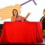 Damla Sönmez Instagram - 1. Tepebaşı Uçan Süpürge Kadın Filmleri Festivali başladı! Muhteşem iki gün geçirdik. @ucansupurgevakfi @halimeucansupurge @tepebasibeltr @dtahmetatac ve @tepebasisagliklikent e bu dönemde böyle bir girişimde bulundukları ve bu başlangıca beni de dahil ettikleri için çok teşekkür ederim🌹🌞 Sanat, sinema insanın kendisini, karşısındakini daha iyi anlamasının en keyifli aracı. Bu tip festivaller ülkemiz için çok önemli. Dün şahane bir açılış töreni ardından festival başladı. Bugün Sibel filminin gösterimini ve sonrasında söyleşisini gerçekleştirdik. Katılan tüm seyircimize teşekkürlerimi ve sevgilerimi sunuyorum 🤍 şahaneydiniz. Film gösterimleri ve söyleşiler Zübeyde Hanım Kültür Merkezi ve Özdilek Kültür ve Sanat Merkezi’nde devam ediyor. Festival rengarenk ve uzun ömürlü olsun 🎉🧿