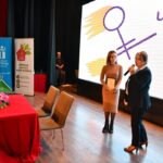 Damla Sönmez Instagram - 1. Tepebaşı Uçan Süpürge Kadın Filmleri Festivali başladı! Muhteşem iki gün geçirdik. @ucansupurgevakfi @halimeucansupurge @tepebasibeltr @dtahmetatac ve @tepebasisagliklikent e bu dönemde böyle bir girişimde bulundukları ve bu başlangıca beni de dahil ettikleri için çok teşekkür ederim🌹🌞 Sanat, sinema insanın kendisini, karşısındakini daha iyi anlamasının en keyifli aracı. Bu tip festivaller ülkemiz için çok önemli. Dün şahane bir açılış töreni ardından festival başladı. Bugün Sibel filminin gösterimini ve sonrasında söyleşisini gerçekleştirdik. Katılan tüm seyircimize teşekkürlerimi ve sevgilerimi sunuyorum 🤍 şahaneydiniz. Film gösterimleri ve söyleşiler Zübeyde Hanım Kültür Merkezi ve Özdilek Kültür ve Sanat Merkezi’nde devam ediyor. Festival rengarenk ve uzun ömürlü olsun 🎉🧿