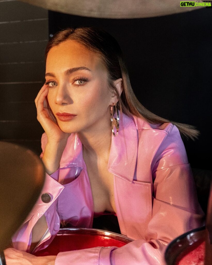 Damla Sönmez Instagram - Another pink bites the dust 💗 📷 : @berrak_baspinar Styling : @akin.ozisik MUA : @cananhzl Hair : @serhatyuksl3 of @enesunalan