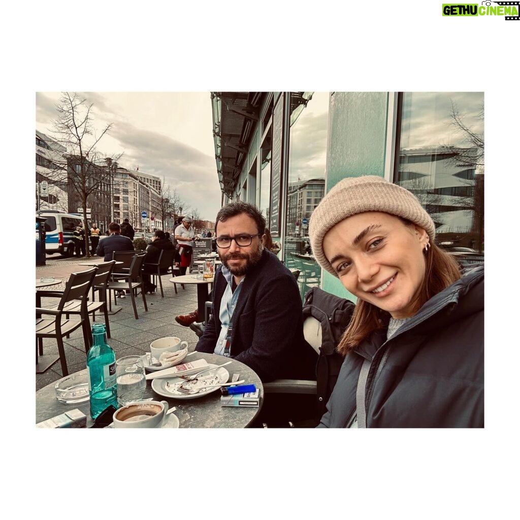 Damla Sönmez Instagram - A bit of good old Berlin(read it with an ê), some good old friends, a lot of walking, cooking at the market, plotting to tear down our inner walls… And most importantly, back to my old posting habits… but posting at 1am 🙃 you still don’t know how to D! El ne karışır? 🥂 Good night to all 💙 luv ya!