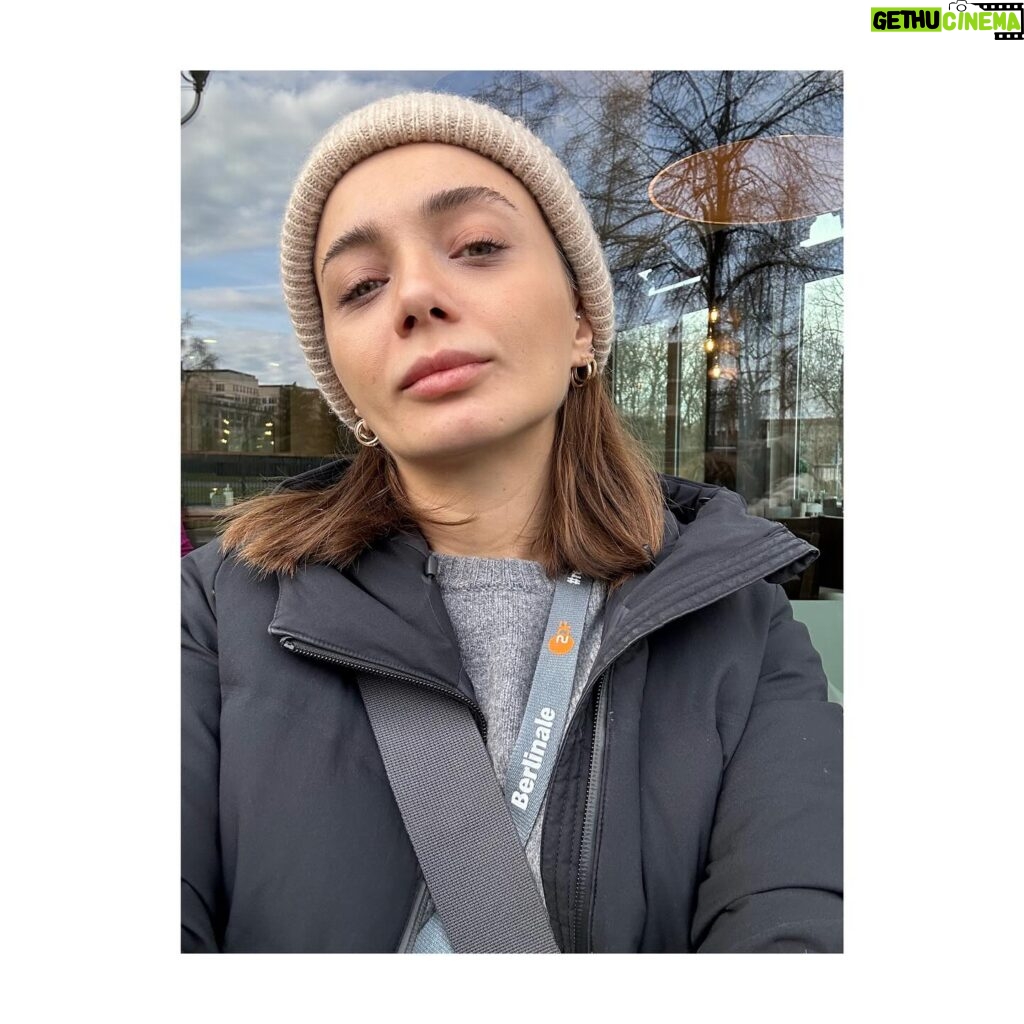 Damla Sönmez Instagram - A bit of good old Berlin(read it with an ê), some good old friends, a lot of walking, cooking at the market, plotting to tear down our inner walls… And most importantly, back to my old posting habits… but posting at 1am 🙃 you still don’t know how to D! El ne karışır? 🥂 Good night to all 💙 luv ya!