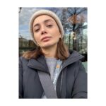 Damla Sönmez Instagram – A bit of good old Berlin(read it with an ê), some good old friends, a lot of walking, cooking at the market, plotting to tear down our inner walls…

And most importantly, back to my old posting habits… but posting at 1am 🙃 you still don’t know how to D!
El ne karışır? 🥂
Good night to all 💙 luv ya!