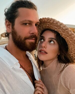 Damlasu İkizoğlu Instagram - Evet..! Benim Melisa ile yolculuğum buraya kadardı. Ne denebilir ki, tertemiz delirdik :) @kardeslerim çok güzel bir serüven oldu benim için. Bana bu güzel rolü teslim eden @ngmediatv ve sevgili yönetmenim @serkanbirinci ye sonsuz teşekkürler.. Gerçek abim @celilnalcakan iyi ki varsın, canım @simgeselcuk ve @onurseyityaran bu süreçte sımsıcak bir aile olduğumuz için çok mutluyum. Hellö partner @halitozgursari çok eğlenmedik mi be! Şimdi üzücü ama #KadMelVeda diyebilir miyiz? Bu keyifli yolculukta beraber olduğum tüm oyuncu arkadaşlarım, iyi ki sizi tanımışım, iyi ki beraberdik. Ve tabii ki gizli kahramanlar, sevgili ekip, siz olmasaydınız bu başarı olmazdı, hepinizin emeğine, yüreğine sağlık..
En büyük teşekkür ise sizlere.. Beni hiç yalnız hissettirmediğiniz, güzel dilekleriniz ve mesajlarınızla yanımda olduğunuzu hissettirdiğiniz için çok teşekkür ederim. Bu bir ayrılık değil, yeni serüvenlerde karşılaşmak üzere.. 🖐🏼