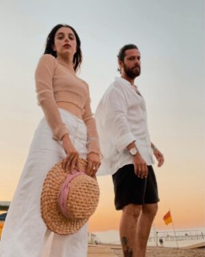 Damlasu İkizoğlu Instagram - Evet..! Benim Melisa ile yolculuğum buraya kadardı. Ne denebilir ki, tertemiz delirdik :) @kardeslerim çok güzel bir serüven oldu benim için. Bana bu güzel rolü teslim eden @ngmediatv ve sevgili yönetmenim @serkanbirinci ye sonsuz teşekkürler.. Gerçek abim @celilnalcakan iyi ki varsın, canım @simgeselcuk ve @onurseyityaran bu süreçte sımsıcak bir aile olduğumuz için çok mutluyum. Hellö partner @halitozgursari çok eğlenmedik mi be! Şimdi üzücü ama #KadMelVeda diyebilir miyiz? Bu keyifli yolculukta beraber olduğum tüm oyuncu arkadaşlarım, iyi ki sizi tanımışım, iyi ki beraberdik. Ve tabii ki gizli kahramanlar, sevgili ekip, siz olmasaydınız bu başarı olmazdı, hepinizin emeğine, yüreğine sağlık..
En büyük teşekkür ise sizlere.. Beni hiç yalnız hissettirmediğiniz, güzel dilekleriniz ve mesajlarınızla yanımda olduğunuzu hissettirdiğiniz için çok teşekkür ederim. Bu bir ayrılık değil, yeni serüvenlerde karşılaşmak üzere.. 🖐🏼
